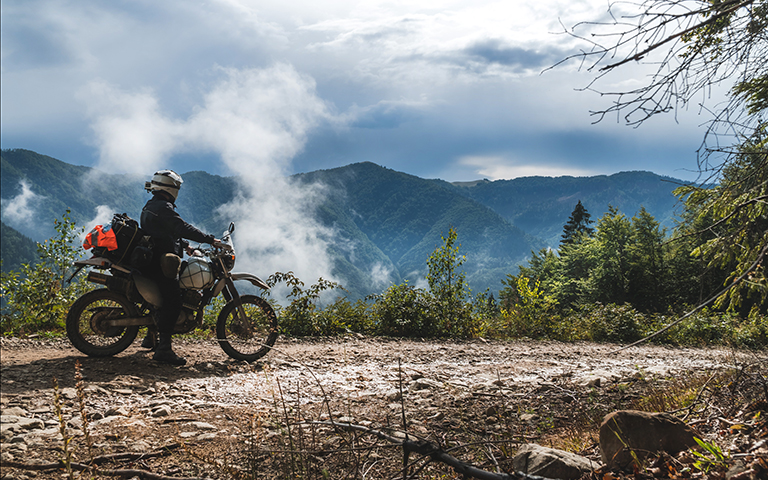 Motorsykkel i naturlandskap