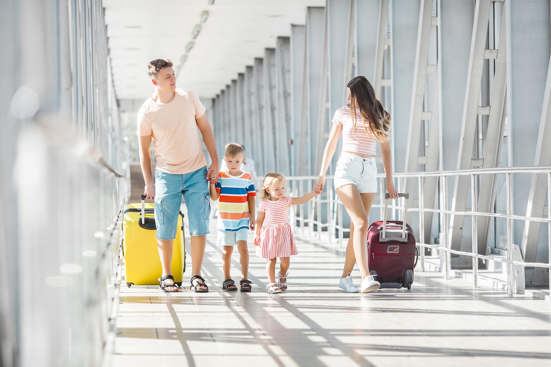 Familie på vei til flyet