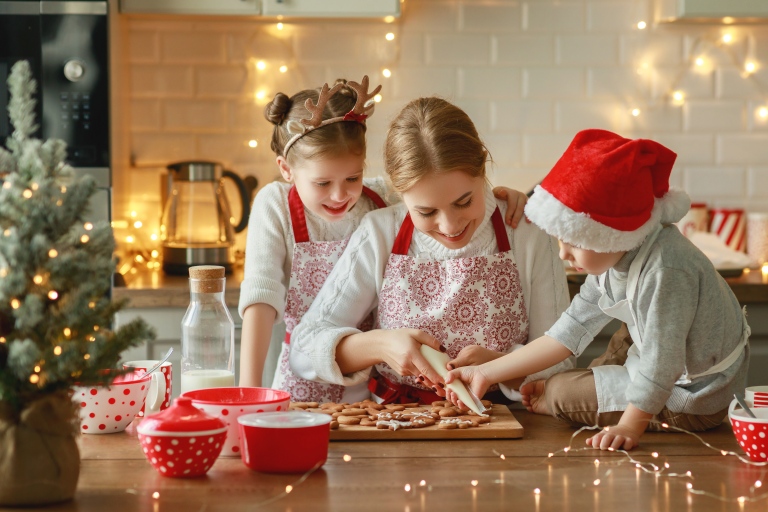 En familie baker pepperkaker